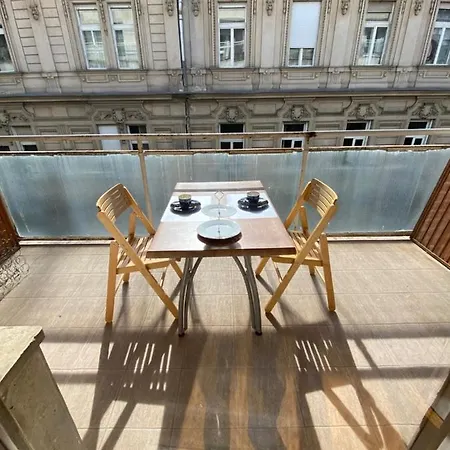 Parisi Flat דירה